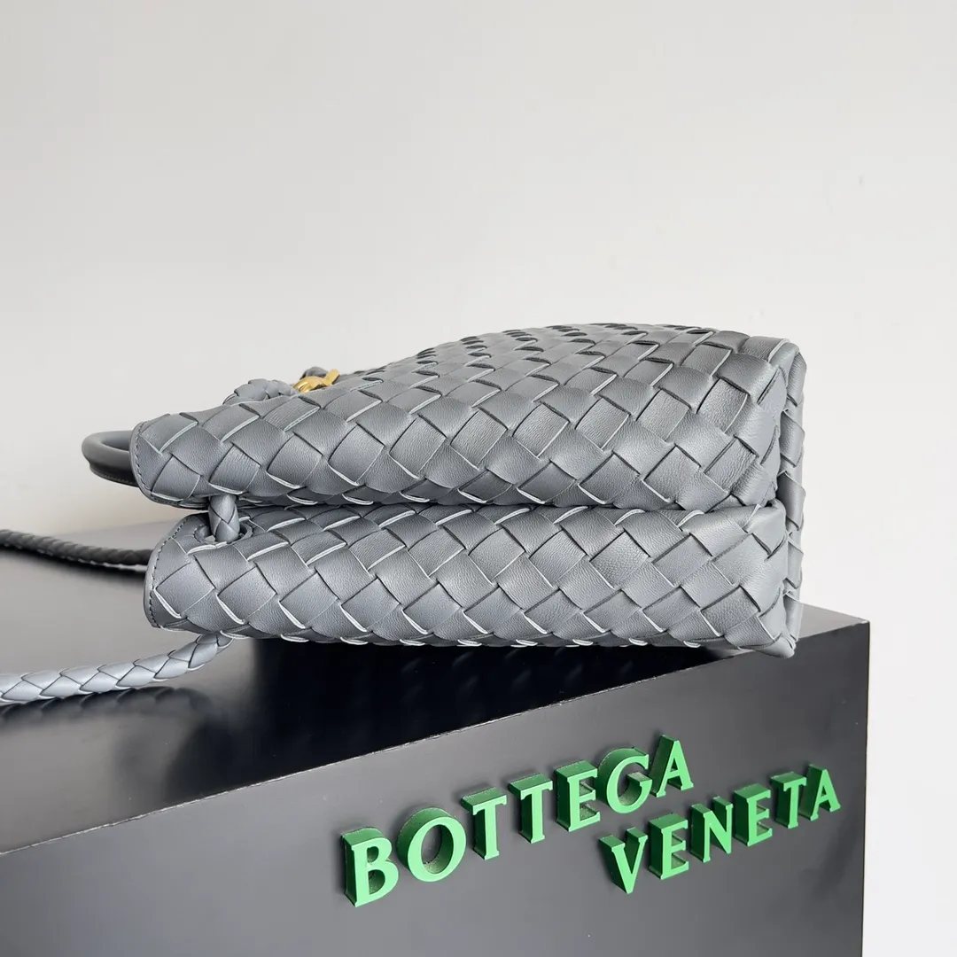 The 2023 new Andiamo batch of 2260 BV has been shipped‼ ️Really popular🔥The new Andiamo woven handbag launched by Bottega Veneta this season is really popular all over the world! ! Celebrities at home and abroad have worn it, and Oscar-winning actress Michelle Yeoh has taken it out on the street. Song Jia, Trai Yara, Yu Feihong, Sanji Ayaka, Rosie Hunting-Whiteley, Yoshioka Riho, etc. have all picked up this bag. It is classic and versatile, showing off its temperament, and the bag capacity is also large, which is very convenient for daily commuting! ! A variety of carrying methods, the shoulder straps can be adjusted by yourself, the original lambskin feels soft and delicate, and the unisex style breaks the gender boundaries and brings a more practical and long-lasting use experience. Andiamo, which has both elegant and casual styles, perfectly interprets the true appearance of "fashionable old money style". Style number: 743572 Size: 32*24*12